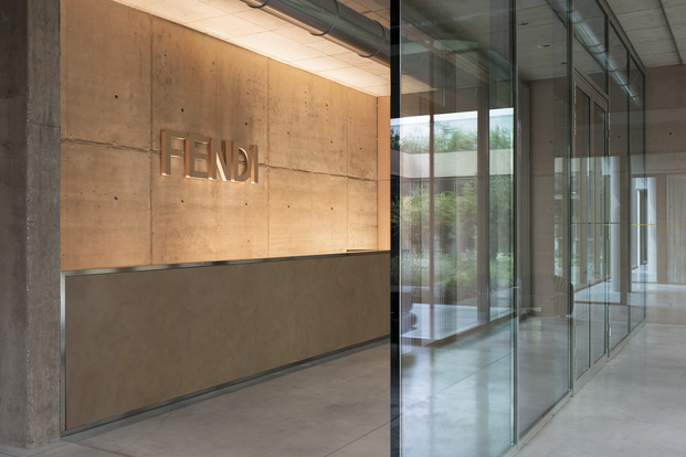 Las paredes del interior de la nueva fábrica de Fendi están revestidas por un tono terracota diseñado por Fendi