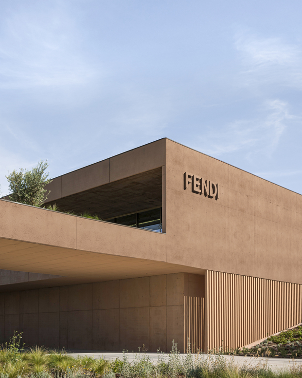 En colaboración con la Maison Fendi, el estudio de arquitectura Piuarch ha creado las instalaciones de la nueva fábrica de la firma italiana. 