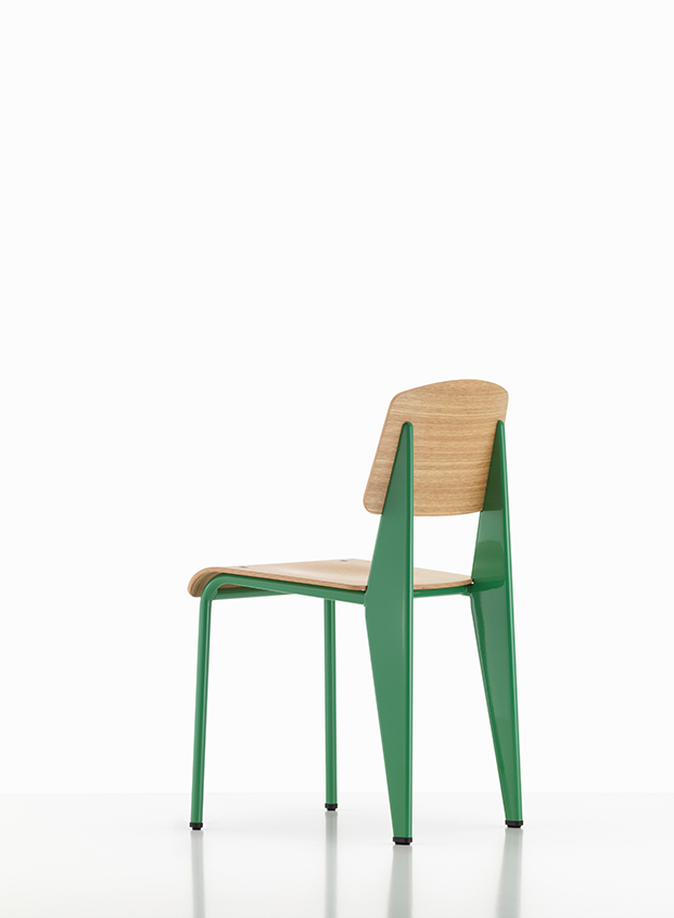 silla de madera con patas verdes de jean prouvé, sillas iconos del diseño xx