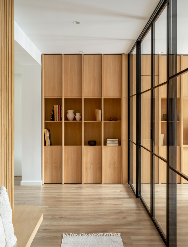El uso de la madera aparece como hilo conductor del interiorismo de la vivienda. 