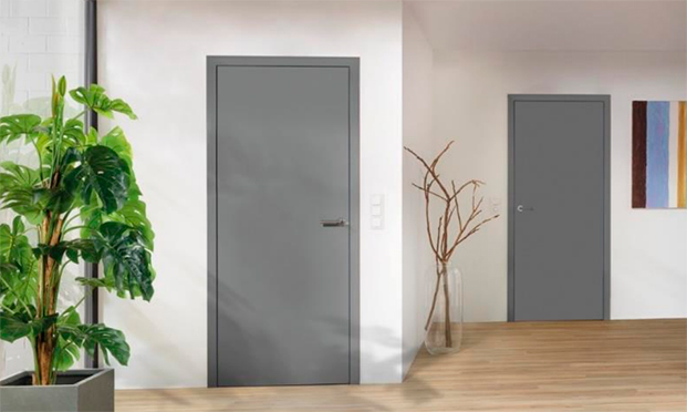puertas grises y paredes blancas, tendencias en puertas de interior