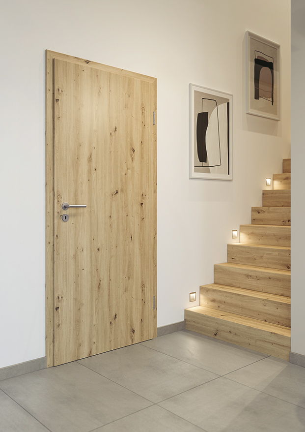 puerta de madera con escalera de madera