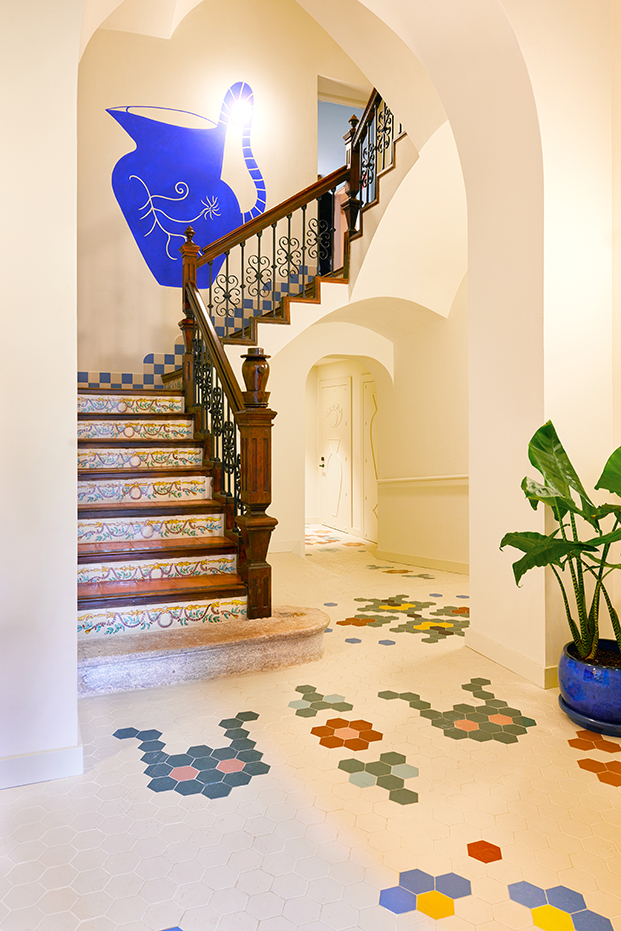casa clarita valencia, jaime hayon hotel, escaleras antigas de madera, vasija azul en la pared