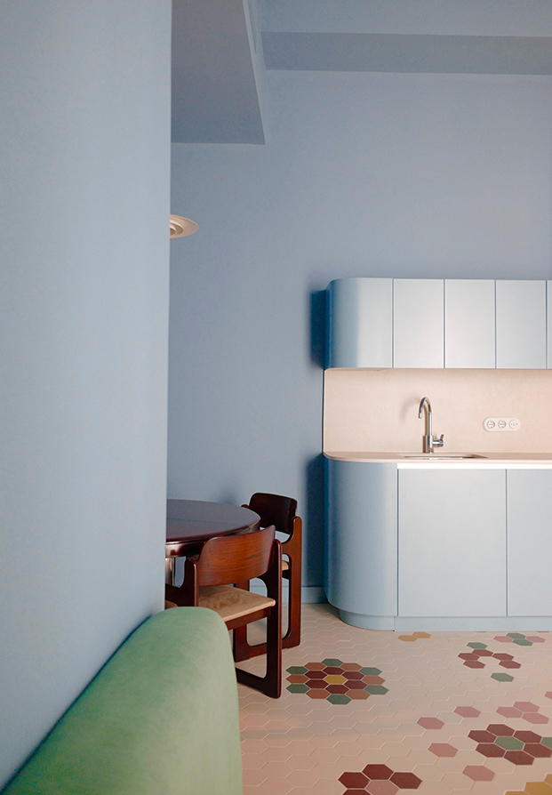 hotel de diseño en valencia, cocina con paredes azules