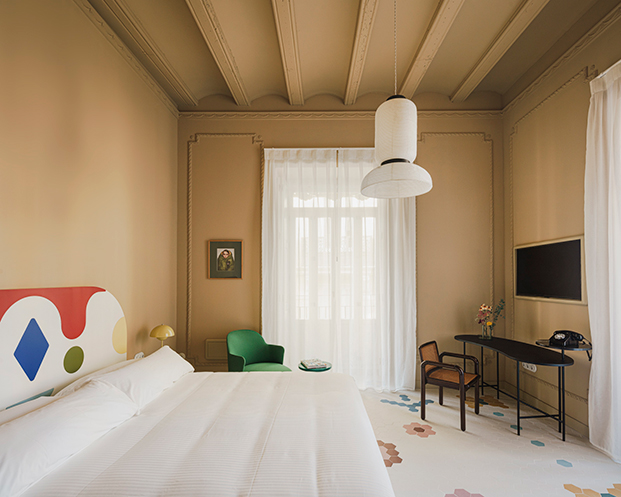 Casa Clarita Valencia, hotel de diseño, cabecero de cama de colores