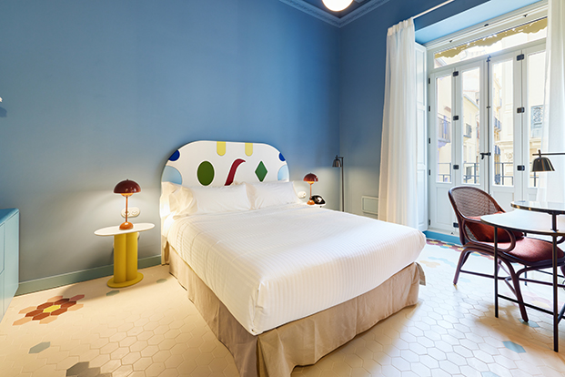 habitación pintada de azul, hotel de diseño en Valencia