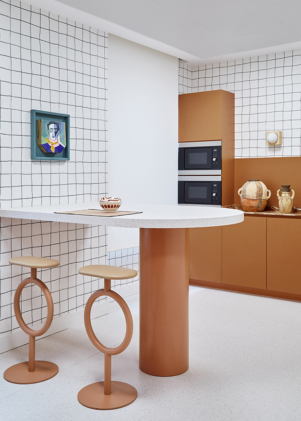 cocina con azulejos irregulares, cocina de oficina, muebles de cocina color terracota