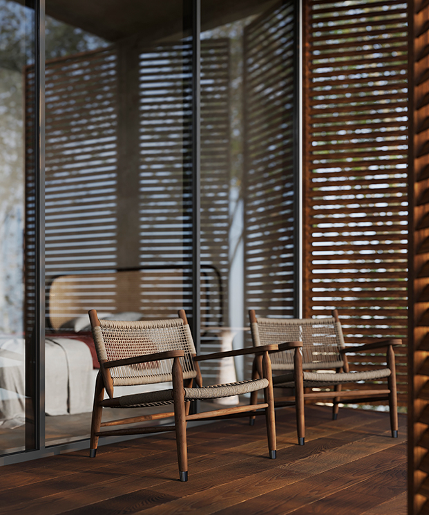 persianas venecianas de madera, sillas de madera y cuerda