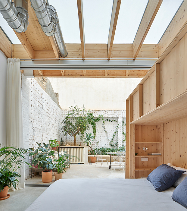 dormitorio con vistas a un patio interior, ideas de reforma de un patio trasero