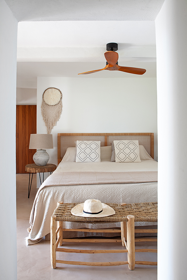 dormitorio minimalismo cálido, decorar con mimbre