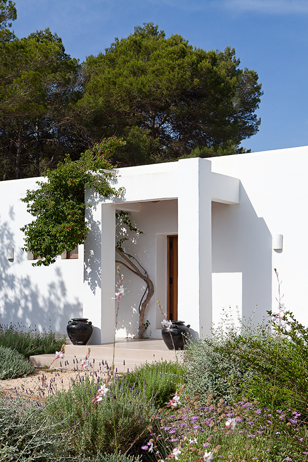 casa blanca en Ibiza de estilo mediterráneo
