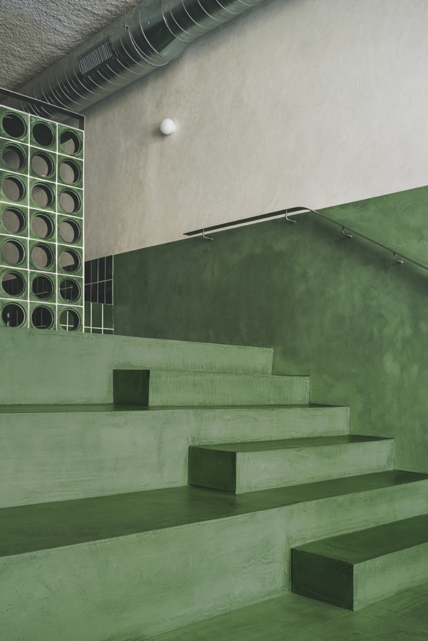 restaurante de color verde con escaleras