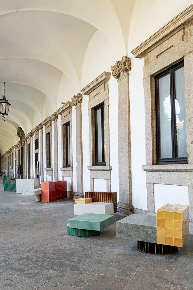 Asientos hechos con cerámica española en el Fuorisalone, Milan Design Week 2023