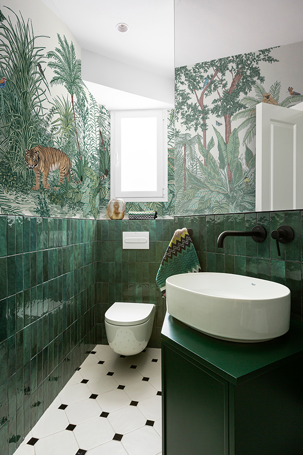 baño decorado con tonos verdes, papel pintado tropical