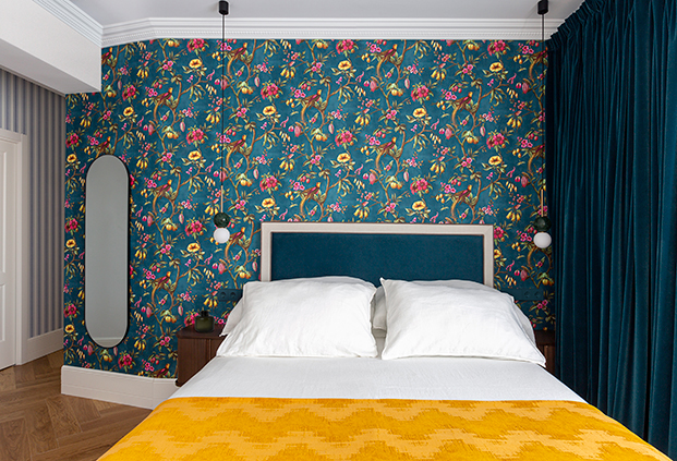 dormitorio con papel pintado de flores