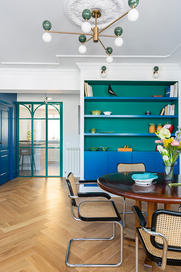 casa decorada e tonos azules y verdes, librería de diseño