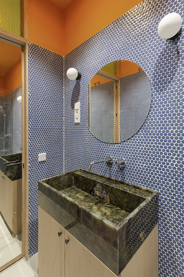 baño con mosaico azul en paredes, lavabo verde