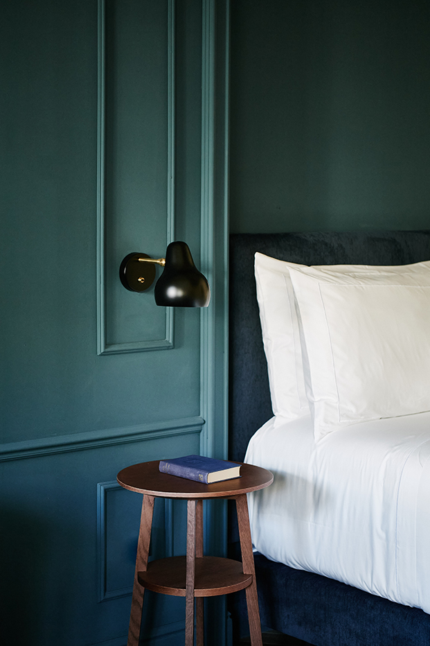 pared azul con molduras, dormitorio color turquesa