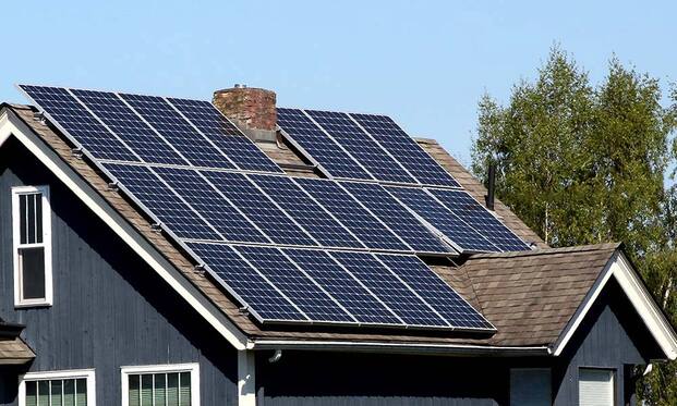 Casa con paneles solares en el techo