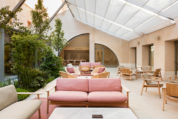 patio interior con cubierta, sofá rosa de exterior