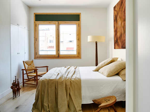 Dormitorio beige, decoración africana, cama lino 