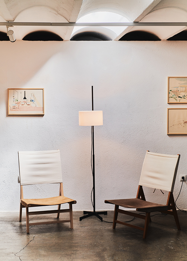 Dos butacas diseñadas por Correa y Milá y la lámpara Tmm junto a dibujos de la exposición
