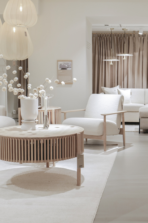 mesa auxiliar redonda, diseño danés, estilo new nordic, sillón nórdico