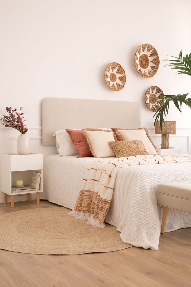 dormitorio boho, cama blanca y beige, decoración natural, dormitorio nórdico, muebles Banak