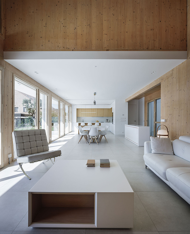 casa pasiva por dentro, interiorismo en madera y blanco