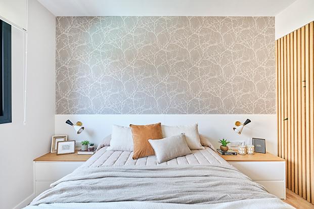 dormitorio con papel pintado gris claro