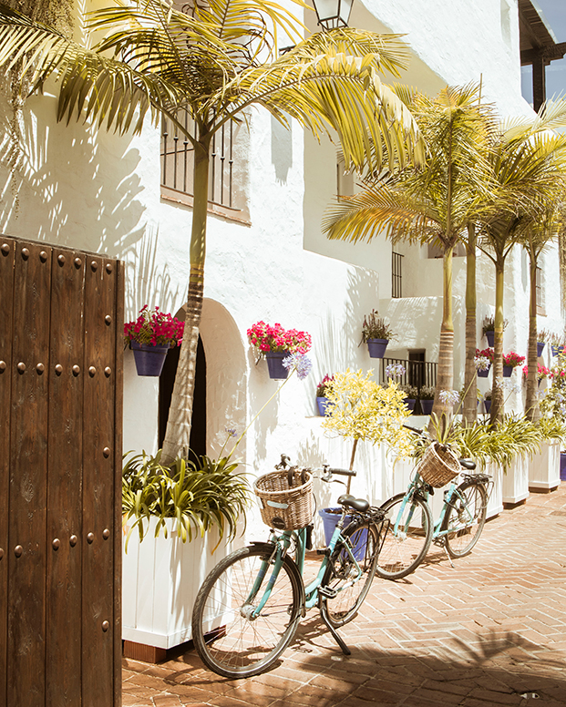bicicletas en típica fachada de pueblo de andalucía