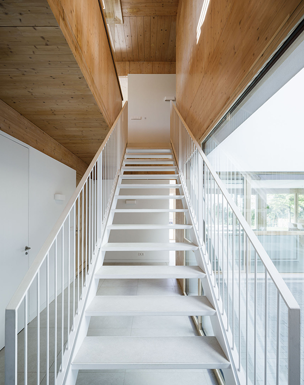 escalera de casa blanca de metal y paredes de madera