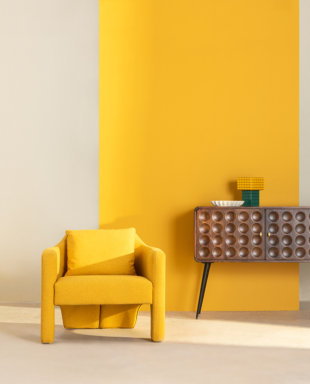 sillón amarillo, consola de madera, muebles The Masie 
