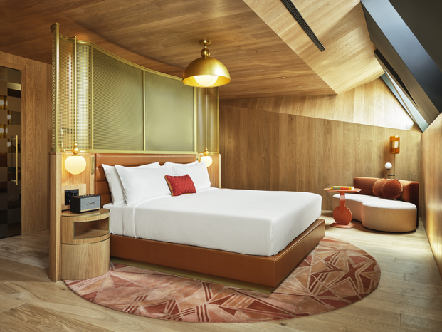 habitación de hotel, W Budapest, cama blanca, paneles de madera