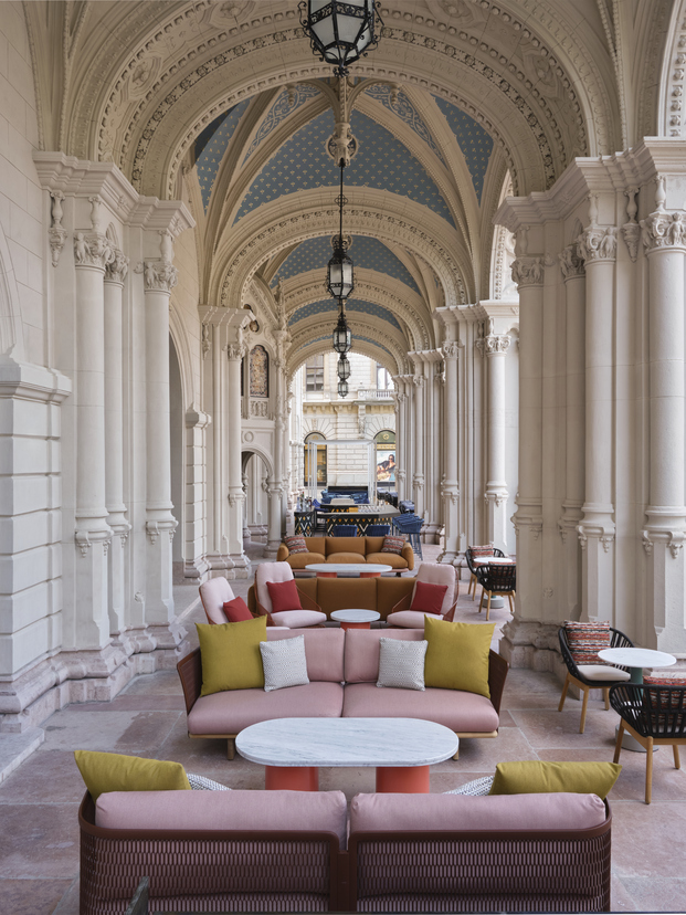 sofá rosa, galería W Budapest