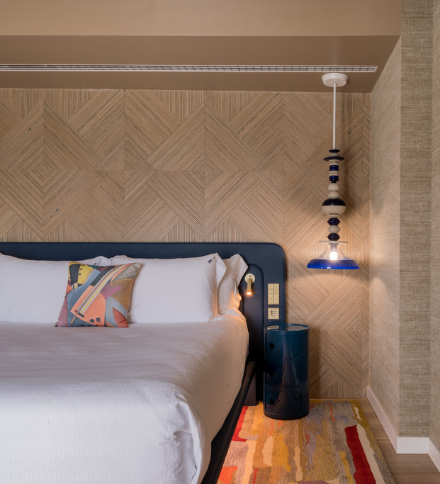 habitación de hotel, cama azul, Hard Rock Hotel Marbella