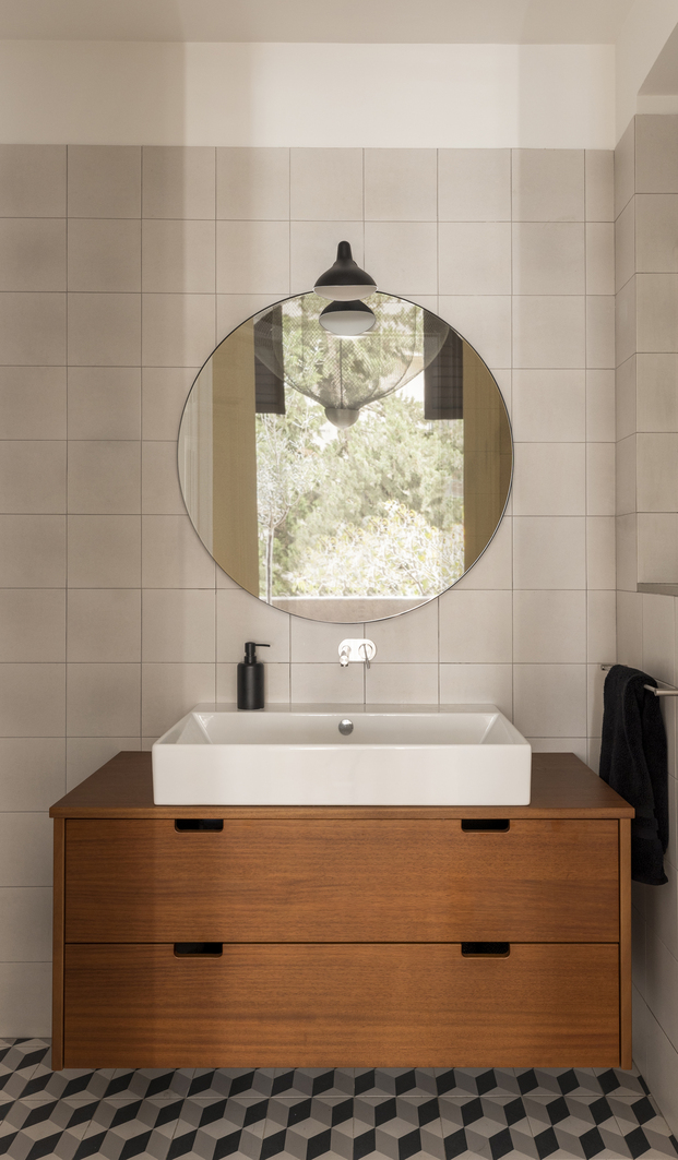 lavabo moderno, mueble de baño madera, espejo redondo