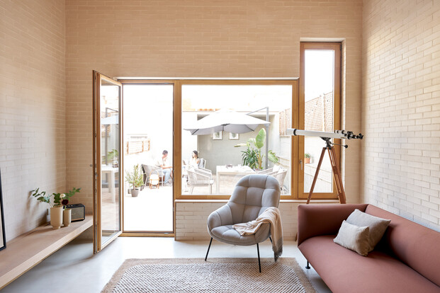 sofá terracota, sillón gris, ventanas de madera