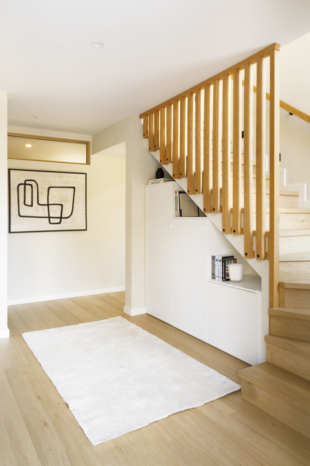 escalera de madera, alfombra blanca