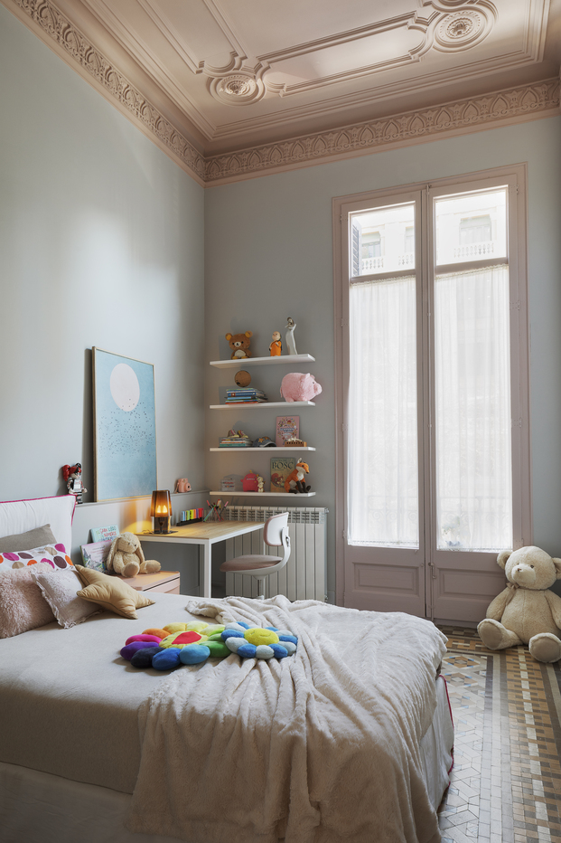 techo rosa con molduras, habitación infantil 