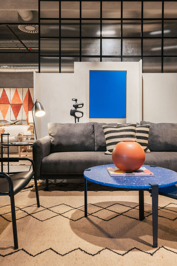 mesa azul, sofá gris. tienda Kinda Portugal 