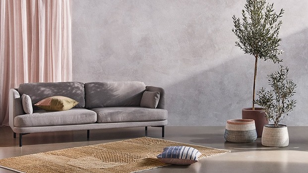 sofá de terciopelo gris