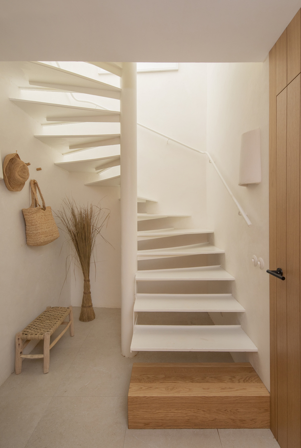 escalera blanca, escalera caracol, escalera minimalista