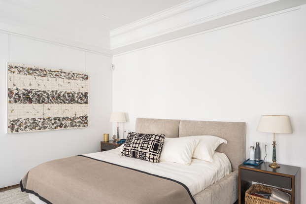 dormitorio en tonos neutros, cama continental, cabecero tapizado