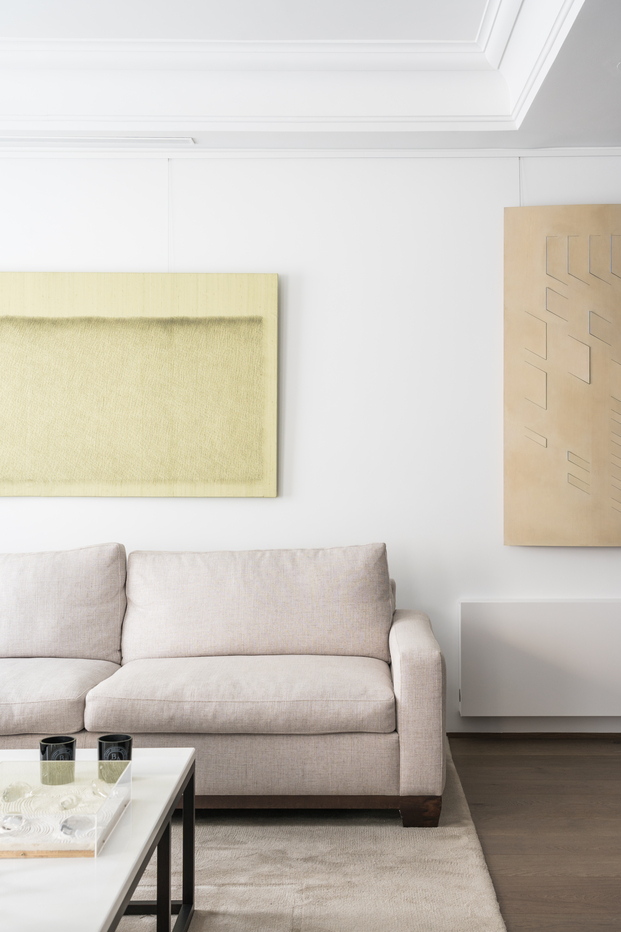 sofá beige, cuadros minimalistas