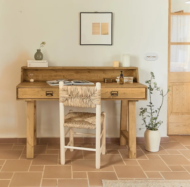 escritorio de madera, silla de madera y ratán, muebles rústicos