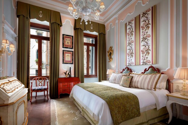 habitación de hotel maximalista, estilo veneciano, hotel recargado