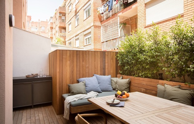 terraza urbana, panel de madera, mesa exterior, mueble exterior