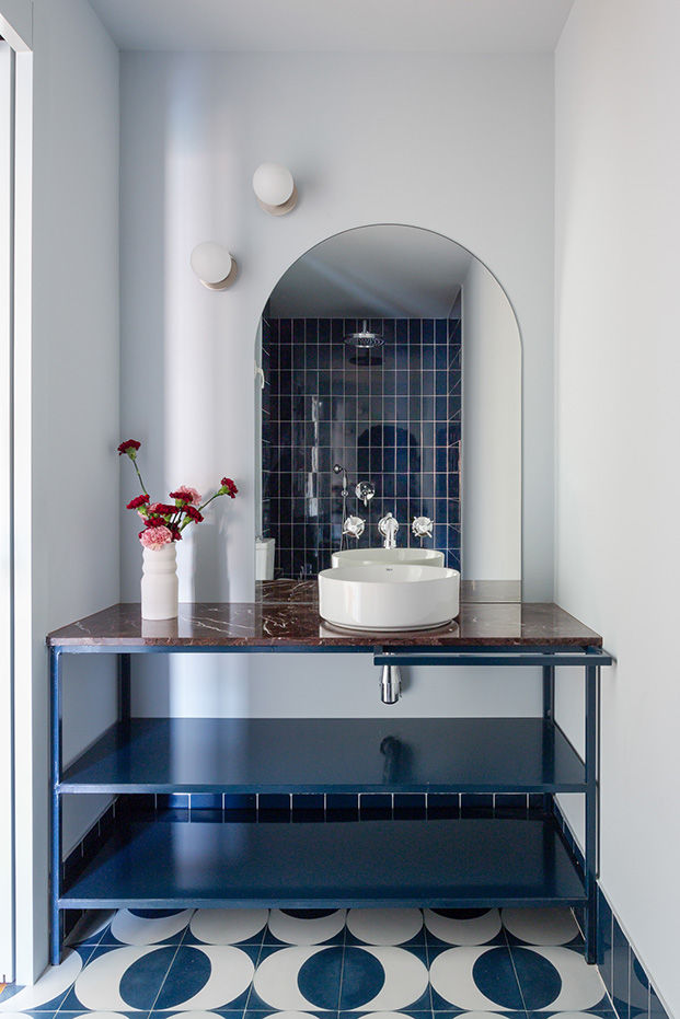 Baño principal, incorpora pavimento hidráulico y alicatados en tonos azules