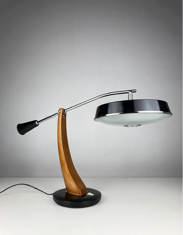 lámpara de mesa con madera